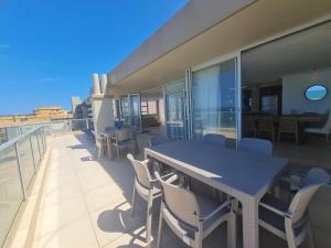 Santorini A-Block Penthouse的阳台或露台