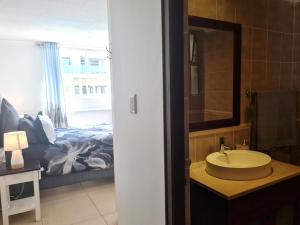 Santorini A-Block Penthouse客房内的一张或多张床位