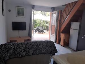 Chez Aldo في أجاكسيو: غرفة نوم بسرير وباب جرار مع فناء