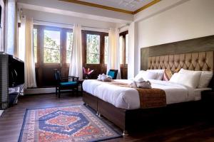 ein Schlafzimmer mit einem großen Bett mit zwei ausgestopften Tieren darauf in der Unterkunft Hotel Wangchen in Leh