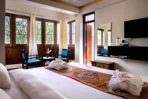 sypialnia z dużym łóżkiem z ręcznikami w obiekcie Hotel Wangchen w mieście Leh