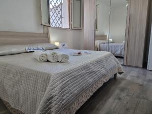 una camera da letto con un letto e asciugamani di Solenoaus by Holiday World a Ficarazzi