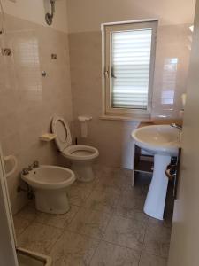 bagno con servizi igienici, bidet e lavandino di Villa Marina a Sorso