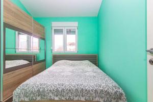 um quarto com uma cama e uma parede azul em Deluxe Holiday Home-Podgorica em Podgorica