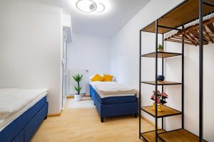 um pequeno quarto com um beliche e uma cadeira azul em Kim Fewo 3 em Emmendingen