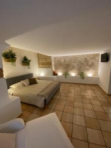 una camera da letto con un letto e piante sul muro di Barone luxury rooms a Bari