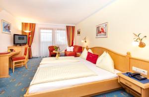 A television and/or entertainment centre at Berg & SPA Hotel Urslauerhof