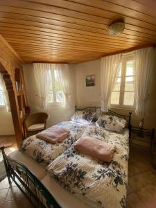 sypialnia z 2 łóżkami i drewnianym sufitem w obiekcie Ferienhäuschen Am Fischertor w mieście Bad Kreuznach