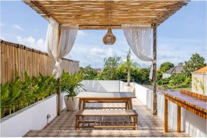 Balkón nebo terasa v ubytování Empat by Aayan + 9 fotografií