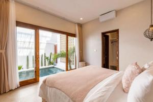 Postel nebo postele na pokoji v ubytování Empat by Aayan