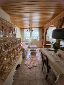 ein Wohnzimmer mit einem Tisch und einem Sofa in der Unterkunft Ferienhäuschen Am Fischertor in Bad Kreuznach