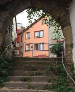 łuk ze schodami prowadzącymi do budynku w obiekcie Ferienhäuschen Am Fischertor w mieście Bad Kreuznach