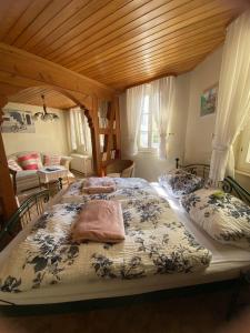 1 Schlafzimmer mit 2 Betten in einem Zimmer in der Unterkunft Ferienhäuschen Am Fischertor in Bad Kreuznach