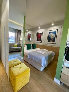 um quarto de hotel com uma cama e um sofá em LM Axis Apartment em Kielce