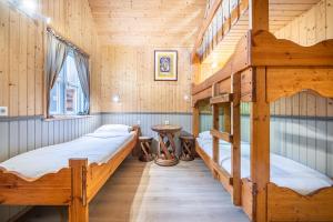 1 Schlafzimmer mit 2 Etagenbetten und einem Tisch in der Unterkunft Hotel Viking in Hafnarfjördur