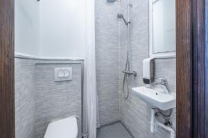 uma casa de banho com um lavatório e um WC em Hotel Viking em Hafnarfjördur