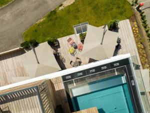 an overhead view of a swimming pool and an umbrella at All-Suite Resort Paznaun in Galtür