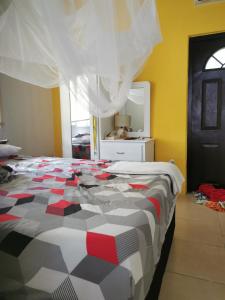 เตียงในห้องที่ Karibik Trinidad Ocean few guesthouse