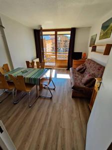 Khu vực ghế ngồi tại Family Ski Apartment in Val Thorens