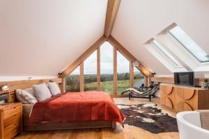 1 dormitorio con 1 cama en una habitación con ventanas en Windhover Barn en Annbank