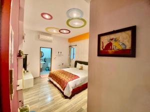 une chambre avec un lit et un tableau au mur dans l'établissement 鐵花108 民宿, à Taïtung