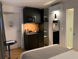 Kuchyň nebo kuchyňský kout v ubytování Appart Hôtel Victoria