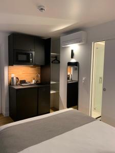 Kuchyň nebo kuchyňský kout v ubytování Appart Hôtel Victoria
