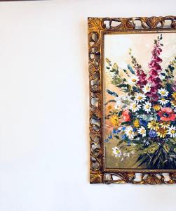 ein Bild einer Blumenvase an der Wand in der Unterkunft Boutique Hotel Dorer in Schönwald