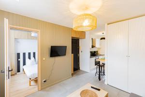 A television and/or entertainment centre at Le p’tit Jacques - C La Chouette