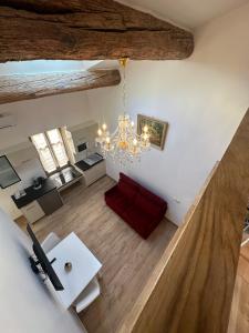 una vista aérea de una sala de estar con un sofá rojo en Studio familial a Mezzanine presbytère dans l'Église, en Narbona