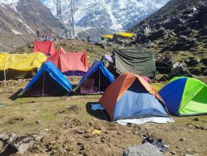 un grupo de tiendas de campaña lanzadas en una montaña en Rajwan peradise tents, en Kedārnāth