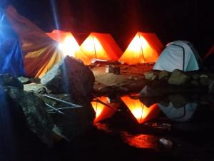 Rajwan peradise tents في Kedārnāth: مجموعة من الخيام مع أضواء في الظلام