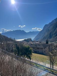 Blick auf ein Tal mit Bergen im Hintergrund in der Unterkunft Villa sogno Garda lake in Tenno