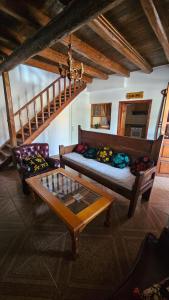 Casa Ines في Ricobayo: غرفة معيشة مع أريكة وطاولة قهوة