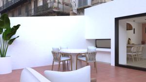 d'un balcon avec une table et des chaises. dans l'établissement El Refugi de Girona, à Gérone