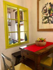 una habitación con una mesa con un bol de fruta en ella en L'Oretta Moena Fata delle Dolomiti, en Moena