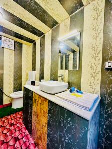 y baño con lavabo y aseo. en N Group of Houseboat, en Srinagar