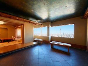 una camera con una grande finestra con vista sulla città di Tobu Hotel Levant Tokyo a Tokyo