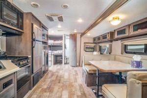 cocina y zona de comedor de una cabaña en Moab RV Resort Glamping RV Setup OK33 en Moab