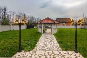 גינה חיצונית ב-Deluxe Holiday Home-Podgorica