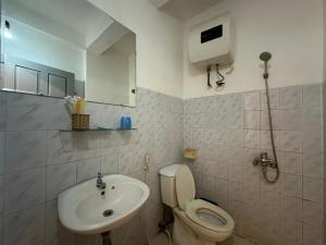 uma casa de banho com um WC e um lavatório em OYO 1233 Yen Quyen Hotel em Da Lat