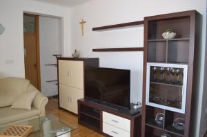 uma sala de estar com um sofá e uma televisão em Apartment Quattro em Trogir
