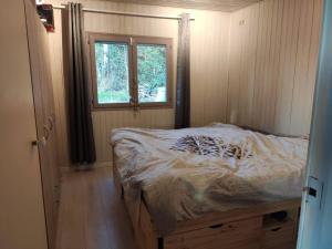 een slaapkamer met een bed en een raam bij Villa de 4 chambres avec piscine privee sauna et terrasse a Quend in Quend