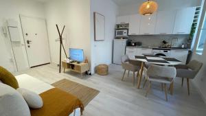 uma sala de estar com uma cozinha e uma mesa com um computador portátil em Brand new 1 bedroom in Le Suquet em Cannes