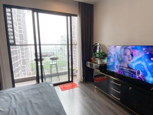 uma sala de estar com uma televisão de ecrã plano numa cómoda em Homestay Vinhome Ocean Park R103 em Gia Lâm Pho
