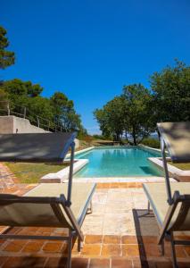 a pair of chairs and a swimming pool at Le Mas Sérénité in Ansouis