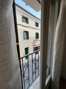 - une vue sur un bâtiment depuis une fenêtre dans l'établissement Ca' Del Vecio, in centro storico, Piazza Garibaldi, à Bassano del Grappa