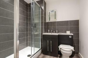 y baño con ducha, aseo y lavamanos. en Bright 1 Bedroom Apartment in Central Rotherham, en Rotherham