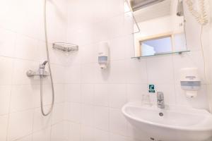 Koupelna v ubytování ARIBĖ Hotel Klaipėda, Free parking + 37 fotografií