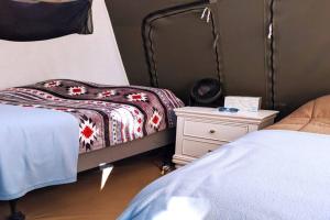 Rúm í herbergi á Moab RV Resort Glamping Setup Tent in RV Park #4 OK-T4